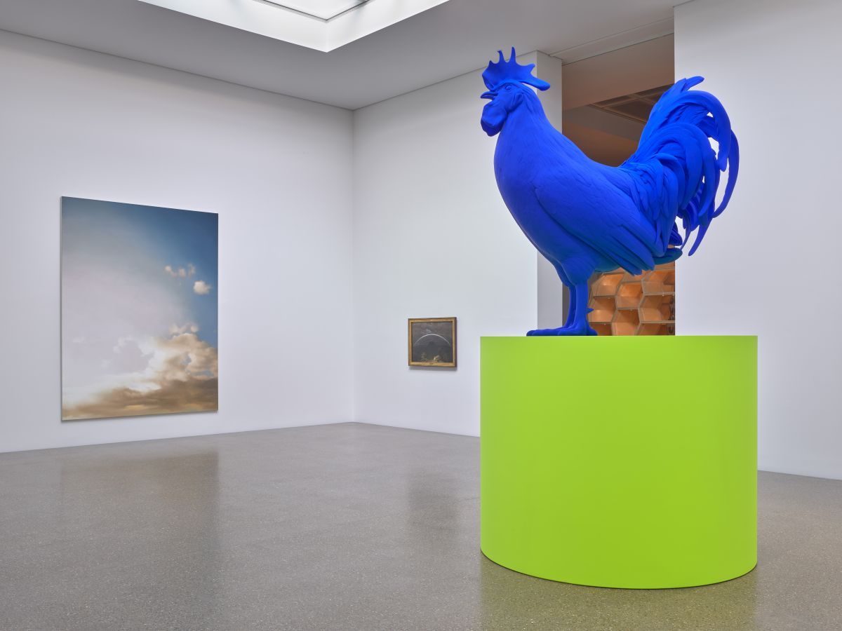 Katharina Fritsch, Installationsansicht Hahn und Podest, Raum mit Gerhard Richter: Himmel und Caspar David Friedrich: Gebirgslandschaft mit Regenbogen, Museum Folkwang, Essen, 2026, Foto: Ivo Faber