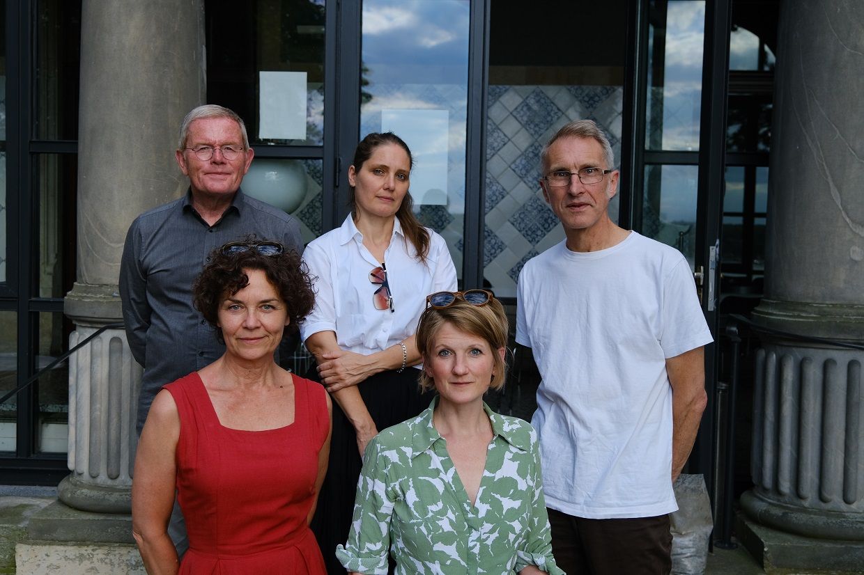 Obere Reihe: Ulrich Sonnenberg. Theresia Prammer, Michael Kegler. Untere Reihe: Olga Radetzkaja, Anne-Dore Krohn. Foto: Jan Valk
