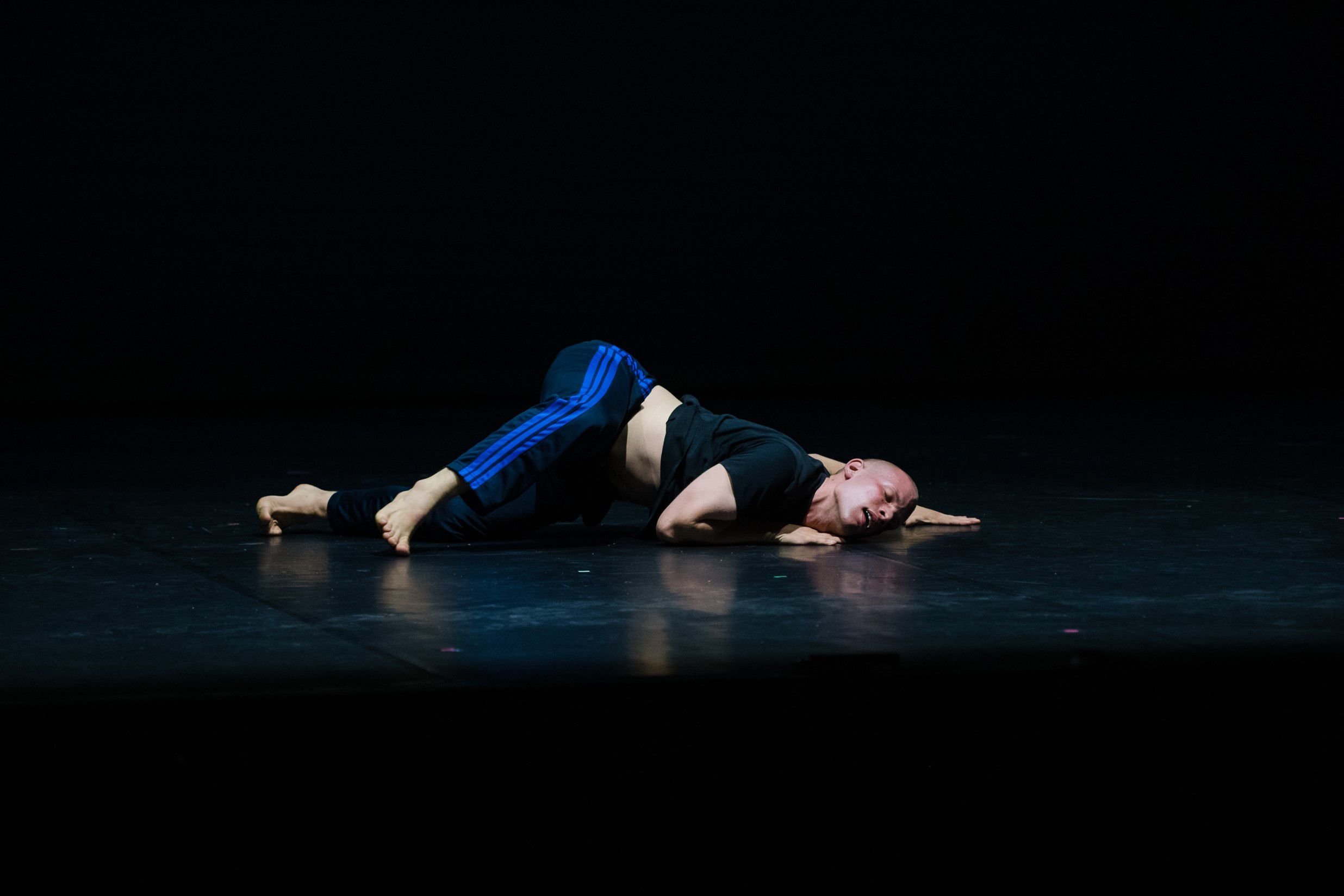 Amit Noy, "A Big Big Room Full of Everbody's Hope", aufgeführt von Amit Noy im Danse Èlargie im Espace Pierre Cardin in Paris © Nora Hougouenade, Foto:  Nora Hougouenade