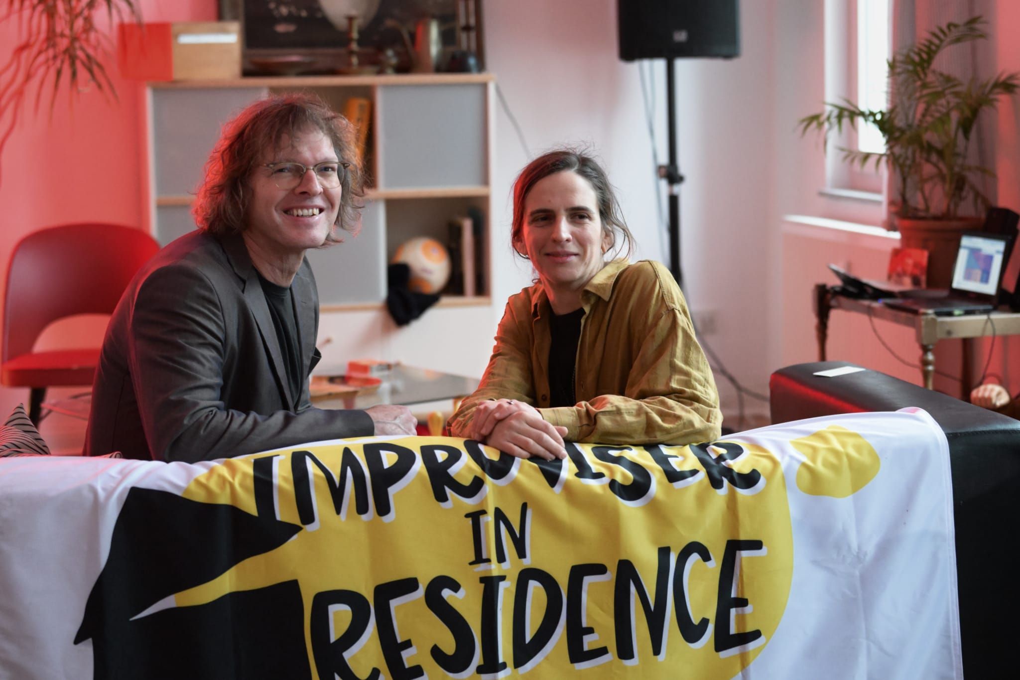 Der Künstlerische Leiter des moers festival Tim Isfort und die neue Improviser in Residence Virginia Genta in der Residenz. (Foto: Sandro Somigli)